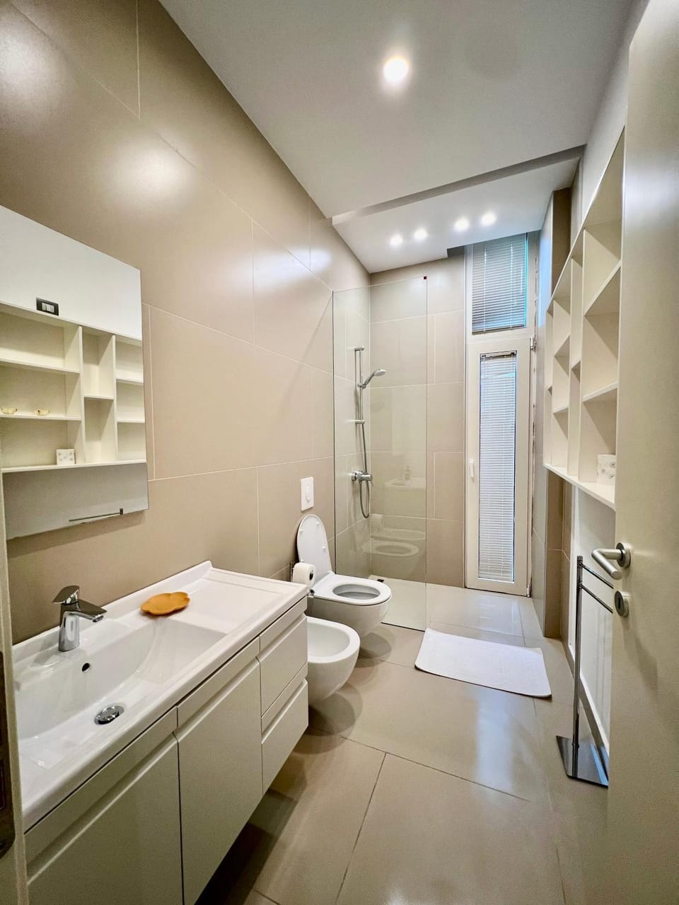 Shower, Toilet, Bathroom, Bath, bidet, towels