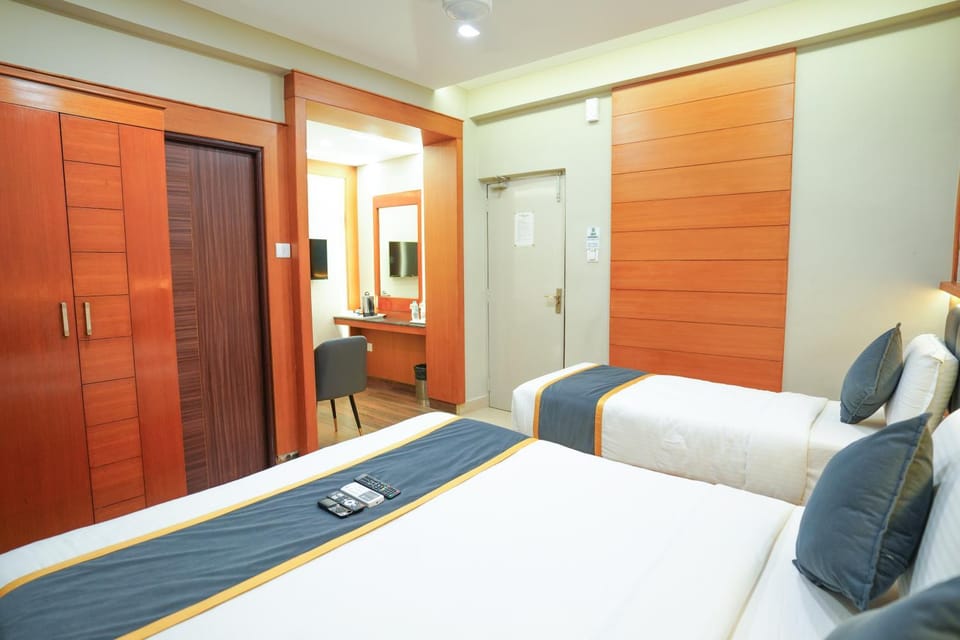 Bed, Photo of the whole room, Seating area, Bedroom, wardrobe
