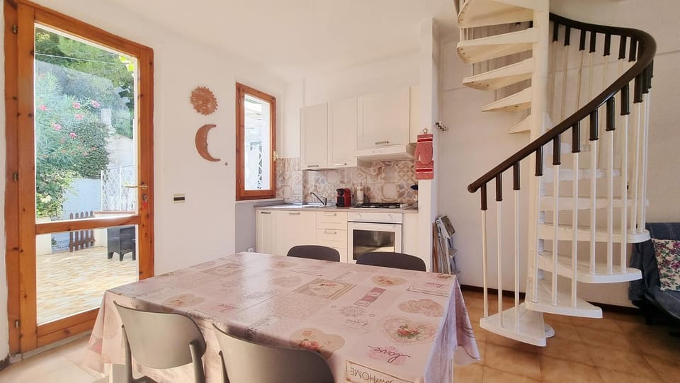 Coffee/tea facilities, Kitchen or kitchenette, Dining area, Inner courtyard view