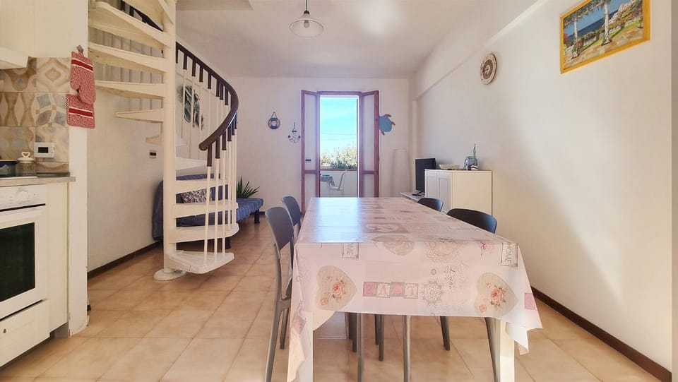 Kitchen or kitchenette, Dining area, oven, stove, air conditioner