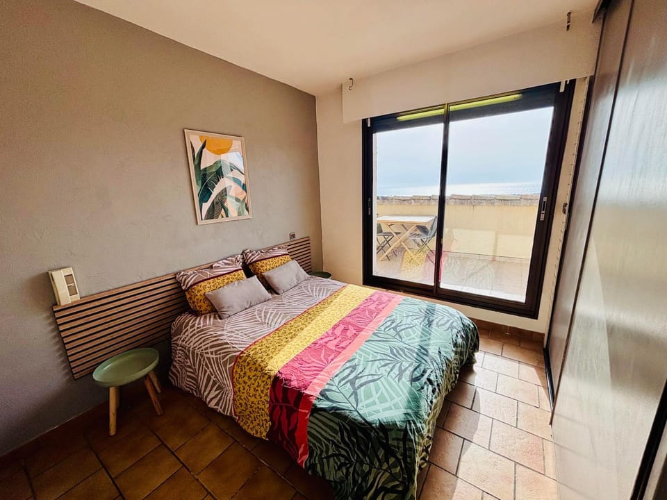 Bed, Balcony/Terrace, Photo of the whole room, Bedroom, Sea view