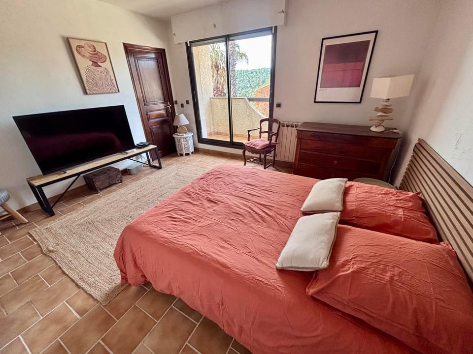 Bed, TV and multimedia, Photo of the whole room, Bedroom