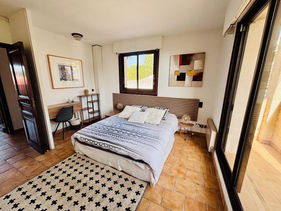 Bed, Photo of the whole room, Seating area, Bedroom