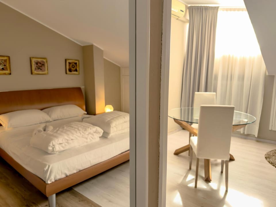 Bed, Bedroom, towels