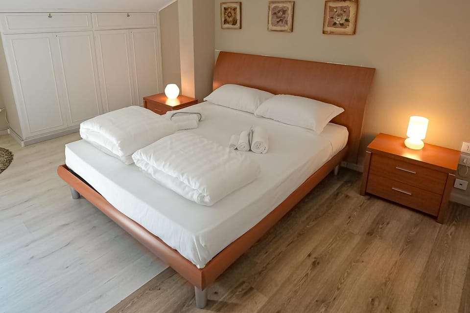 Bed, Bedroom, towels