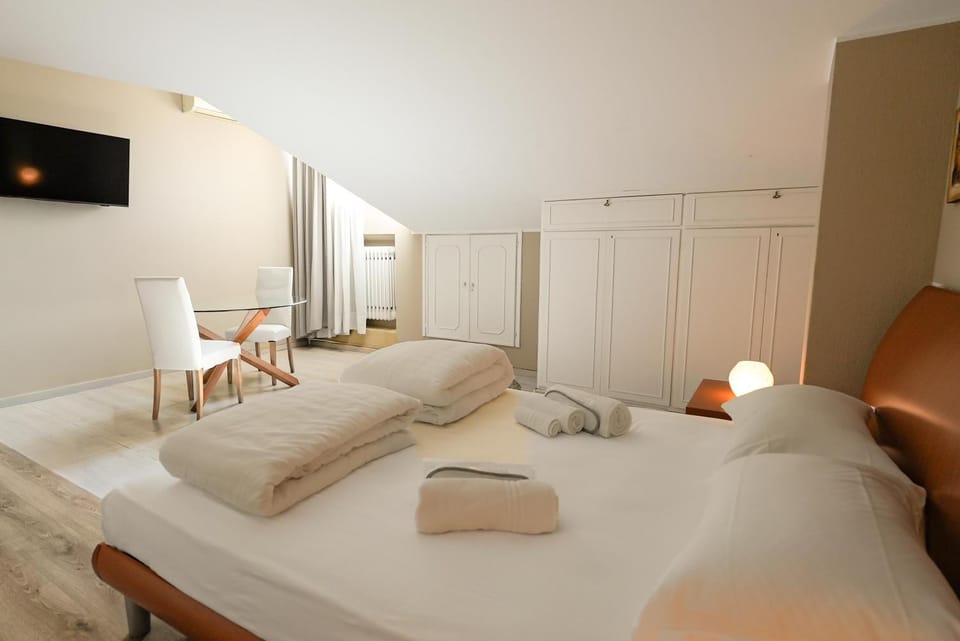 Bed, TV and multimedia, Bedroom, towels