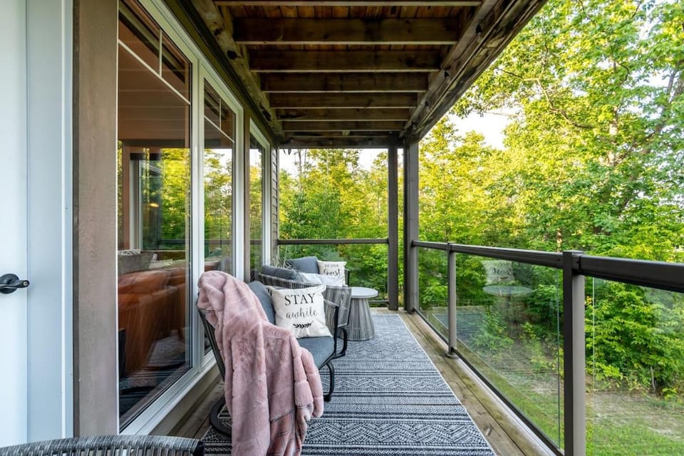 Muskoka Night Dreams Enjoy 3 King Beds Apartment in Huntsville