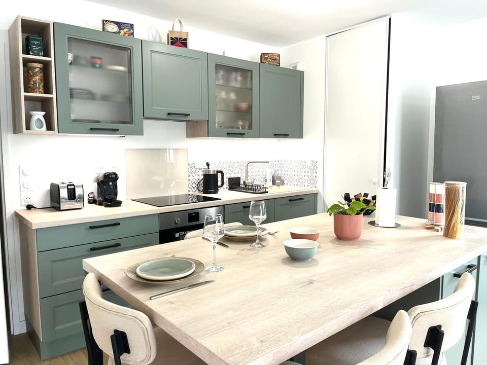 Coffee/tea facilities, Kitchen or kitchenette, Dining area, toaster