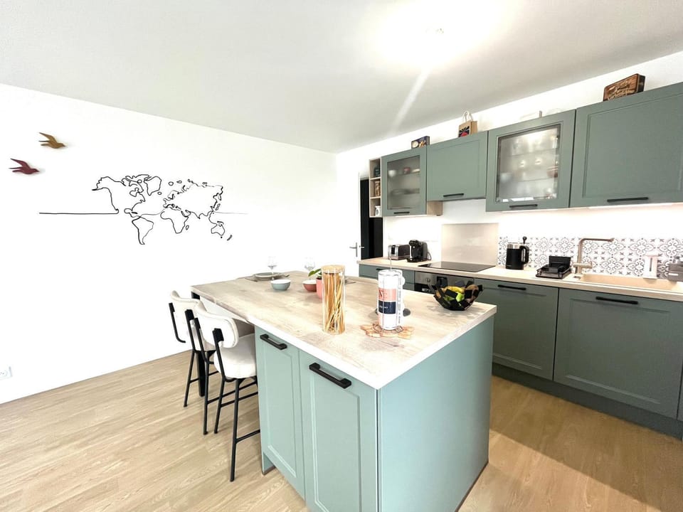 Kitchen or kitchenette, dishwasher, stove, toaster