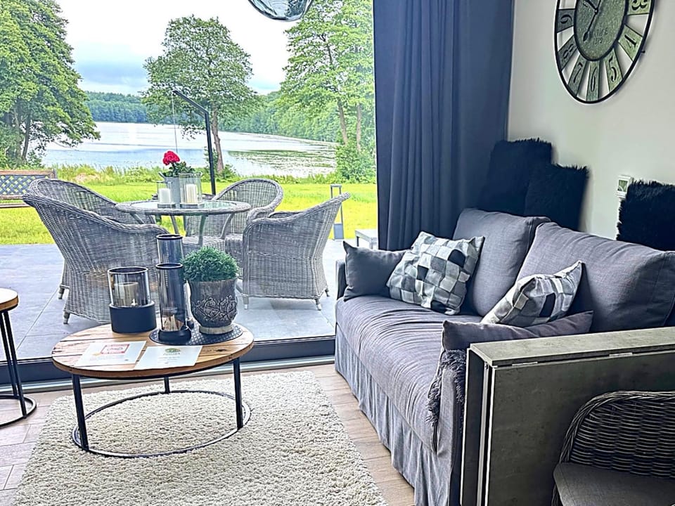 Day, Natural landscape, Living room, Seating area, Garden view, Lake view