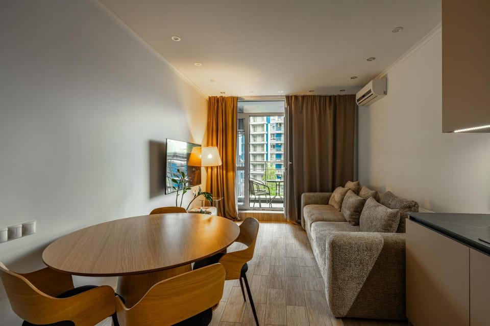 TV and multimedia, Living room, Seating area, Dining area, air conditioner