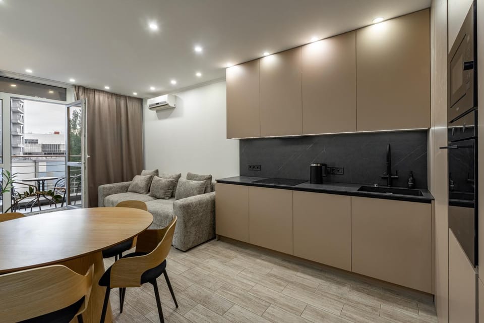 Dining area, pet friendly, stove, kitchen