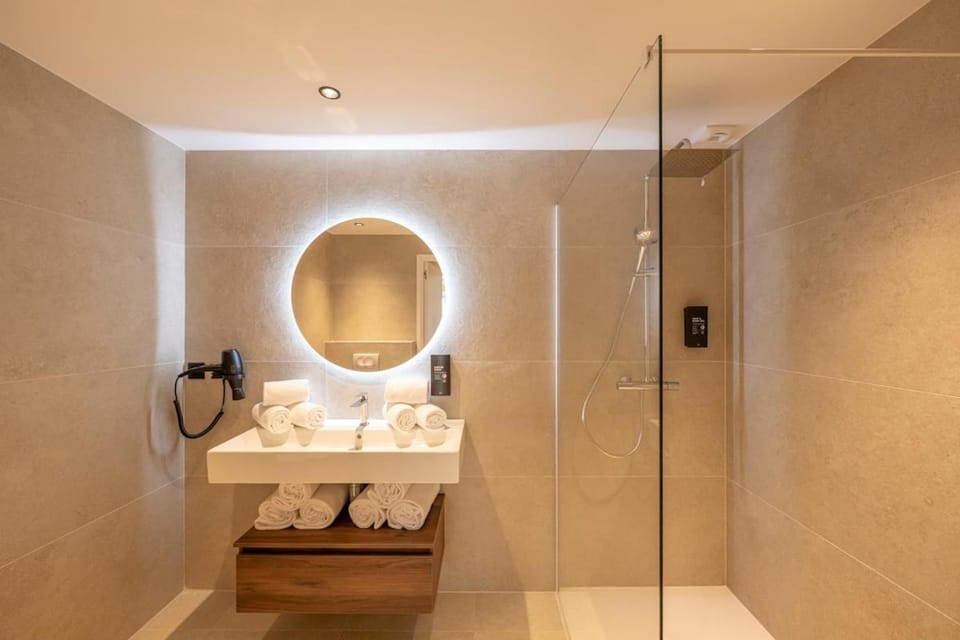 Shower, Toilet, Bathroom, towels
