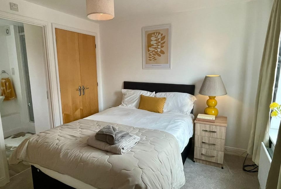 Bed, Bathroom, Bedroom, towels, wardrobe