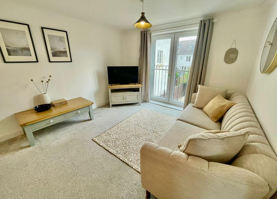 Communal lounge/ TV room, TV and multimedia, Living room, Seating area, Evening entertainment