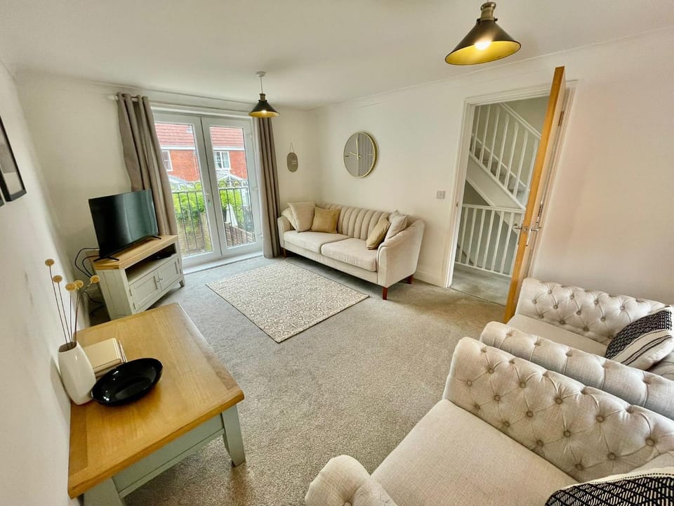 Communal lounge/ TV room, TV and multimedia, Living room, Seating area, Evening entertainment