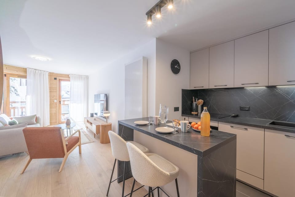 Kitchen or kitchenette, minibar