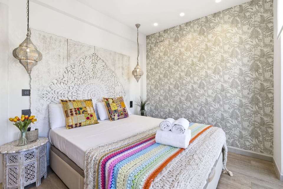 Bed, Bedroom, towels