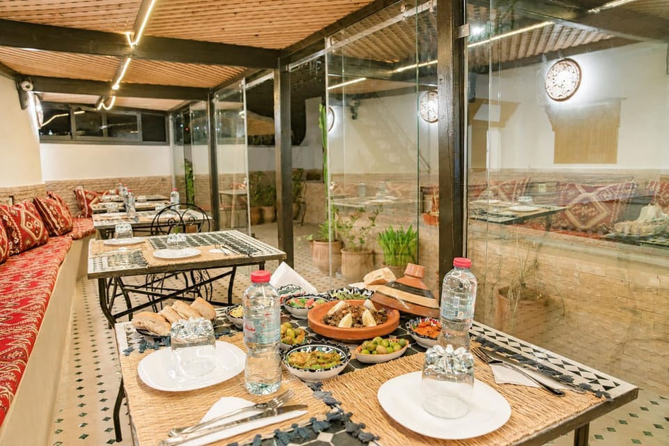 Restaurant/places to eat, Living room, Food and drinks, Banquet/Function facilities, Seating area, Dining area, Food, Lunch, Dinner