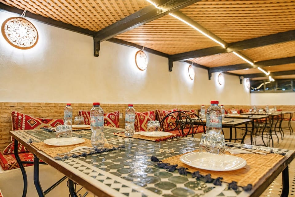Restaurant/places to eat, Living room, Food and drinks, Banquet/Function facilities, Seating area, Food