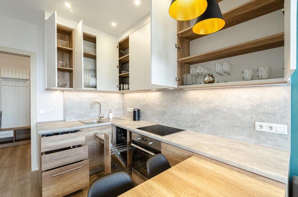 Kitchen or kitchenette, Dining area, dishwasher, microwave, oven, pet friendly, stove