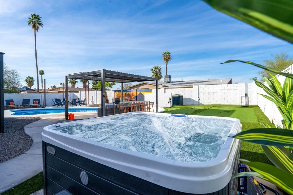 Piece of Paradise - Pool Games Fire Pit Hot tub House in Glendale