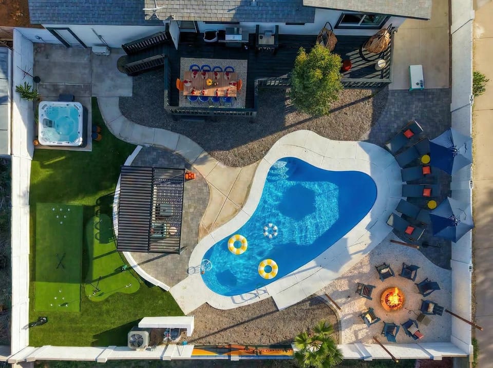 Piece of Paradise - Pool Games Fire Pit Hot tub House in Glendale