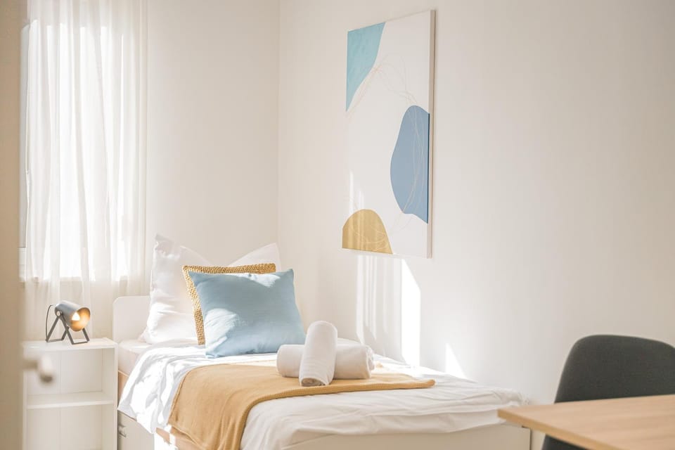 Bed, Bedroom, towels