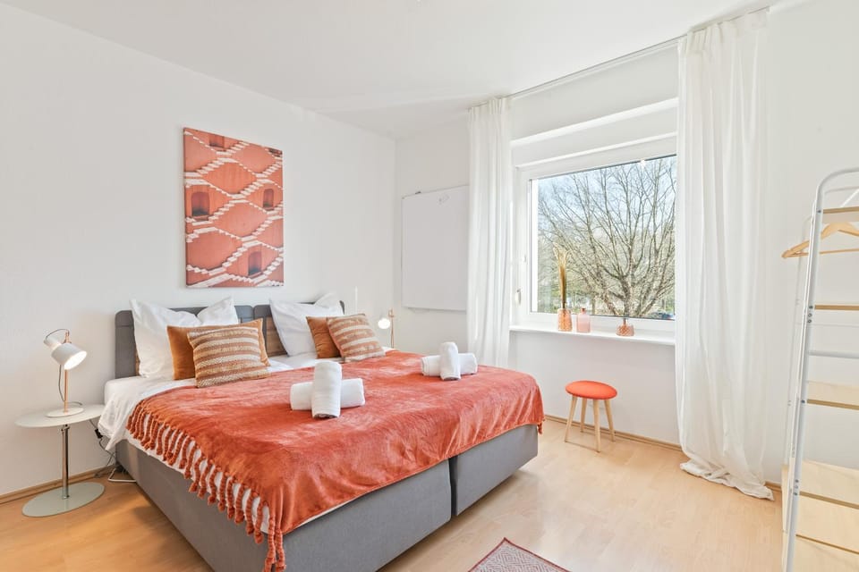 Bed, Bedroom, towels