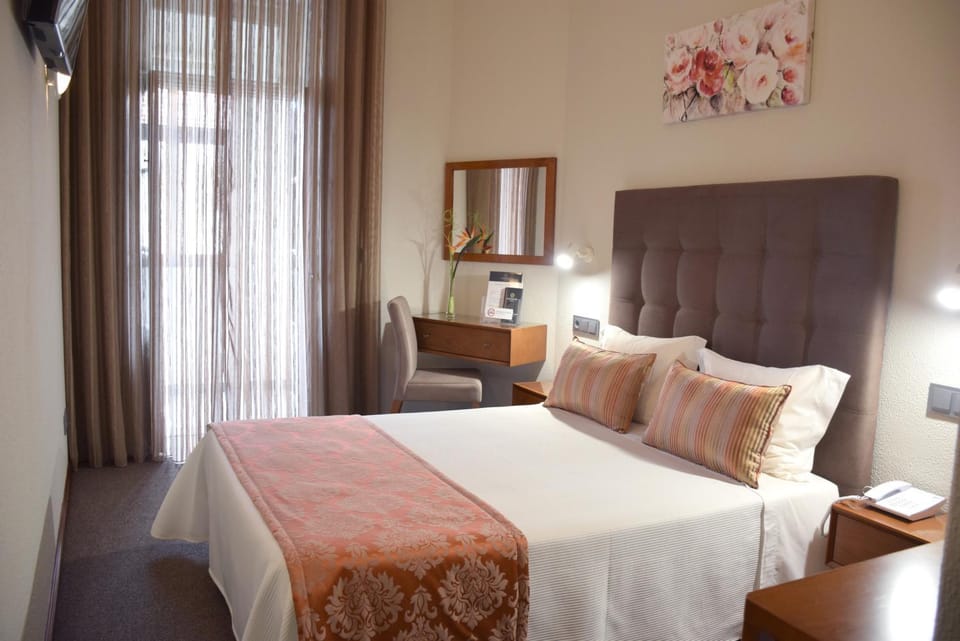 Bed, Photo of the whole room, Decorative detail