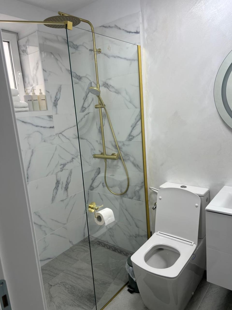 7 min walking to airport Apartment hotel in Romania