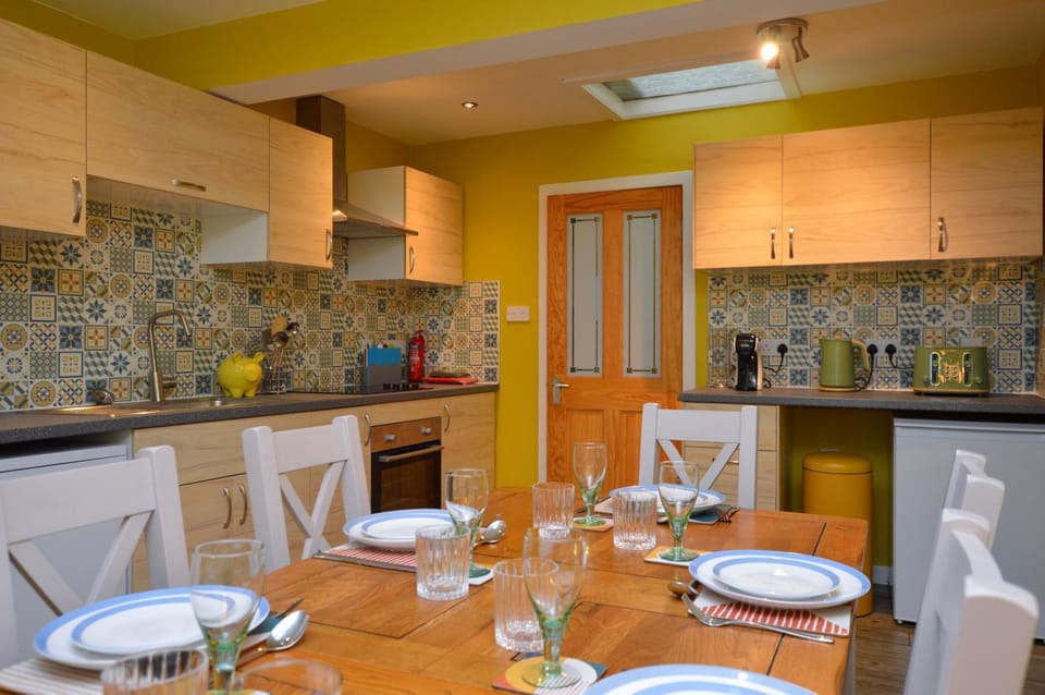 Dining area, kitchen