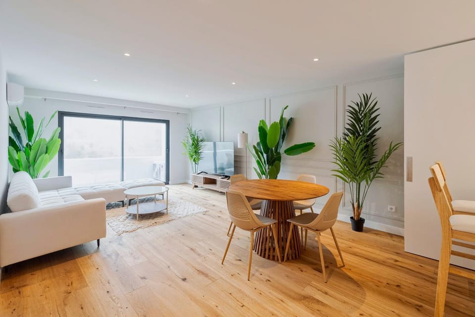 Communal lounge/ TV room, Balcony/Terrace, Living room, Meals