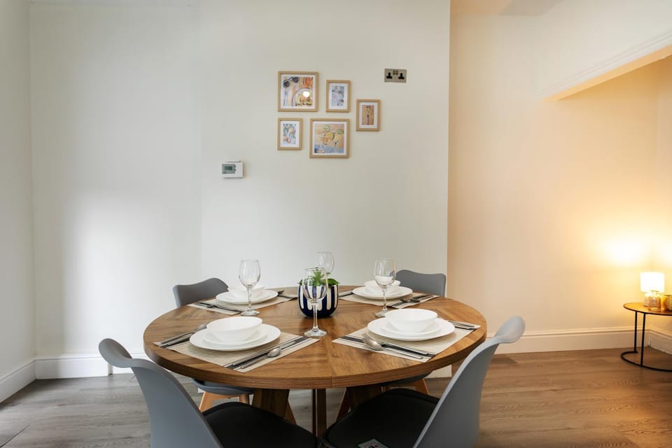 Seating area, Dining area