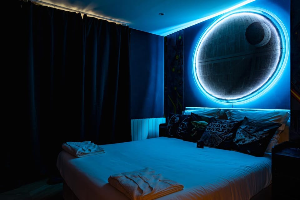 Bed, Photo of the whole room, Decorative detail, Bedroom, towels
