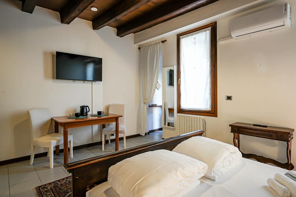 TV and multimedia, Photo of the whole room, Dining area, air conditioner
