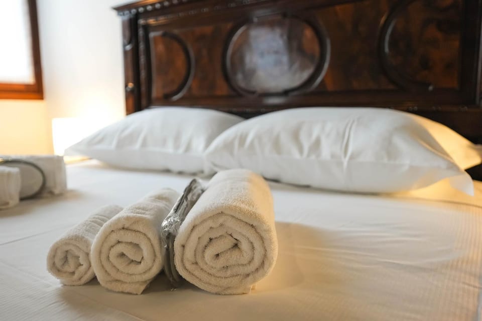 Bed, Bedroom, towels