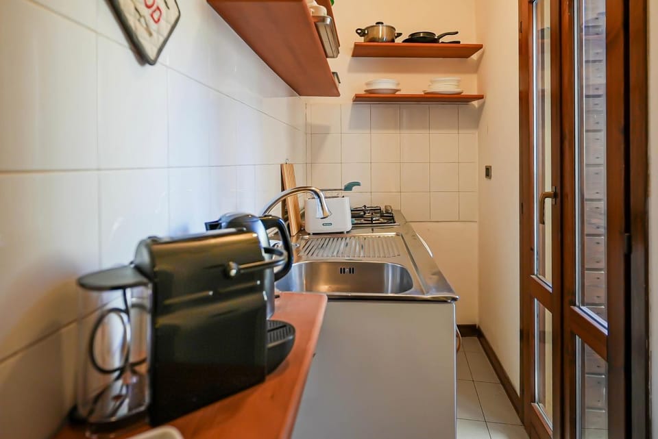 Coffee/tea facilities, Kitchen or kitchenette, stove, toaster