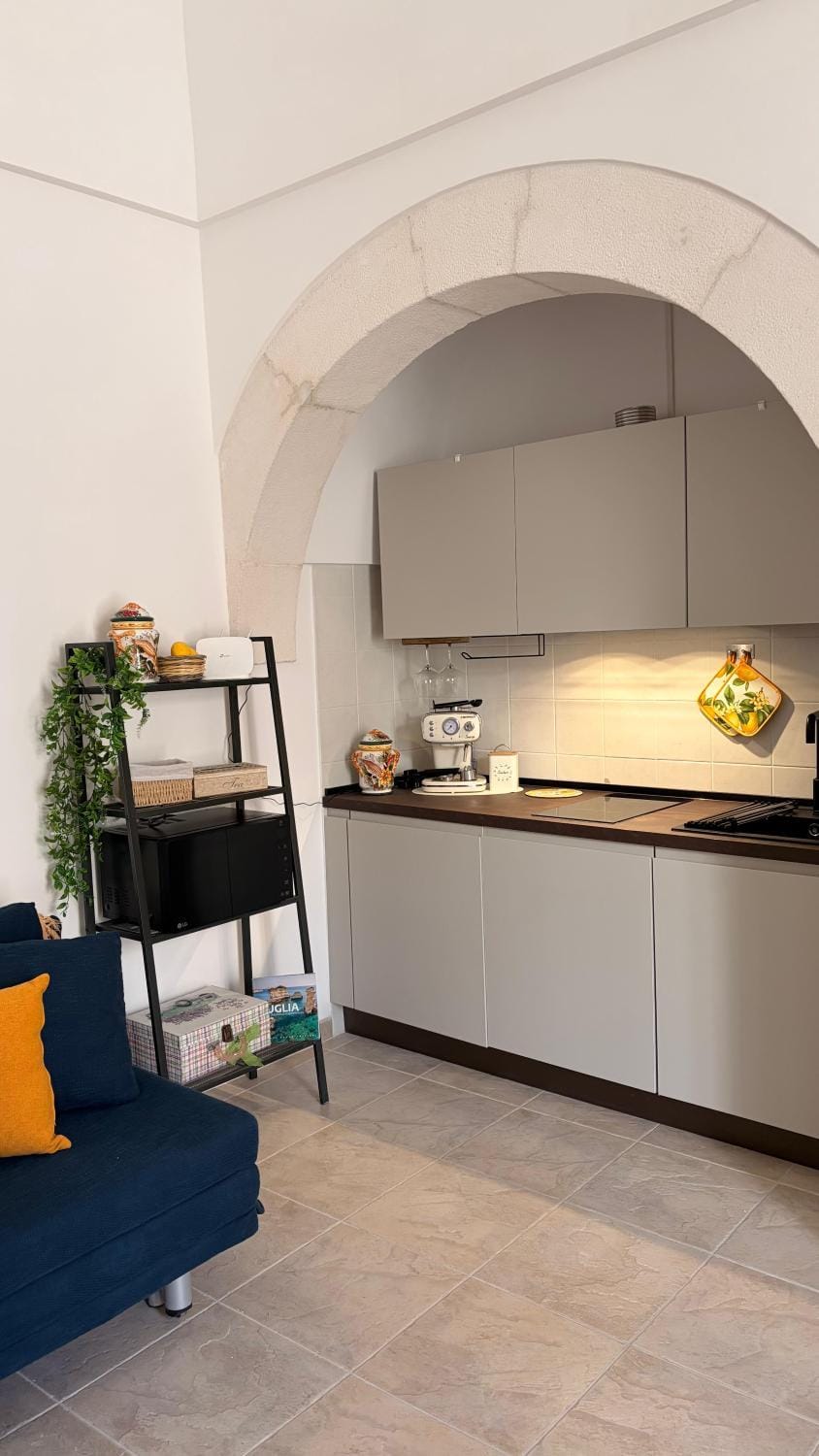Coffee/tea facilities, Kitchen or kitchenette, Living room, microwave, minibar, stove