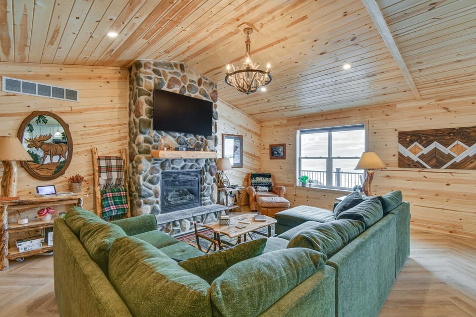 Luxe Hideaway on Houghton Lake: Families Welcome! House in Houghton Lake