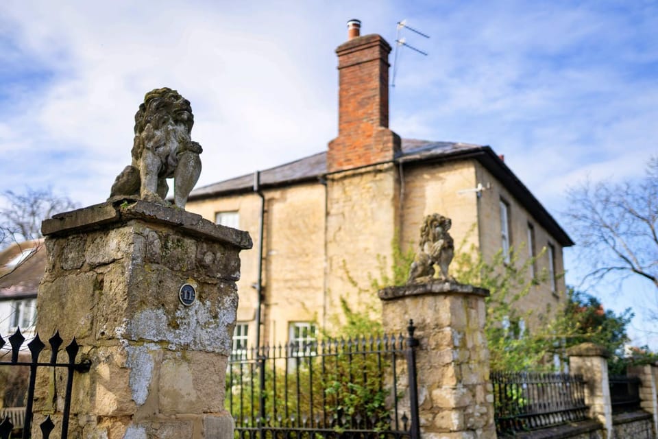 Property building, Facade/entrance, Off site