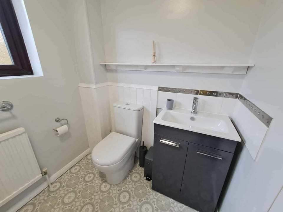 Spacious 4 Bedroom House in Corby Sleeps 9 Parking Apartment in Corby