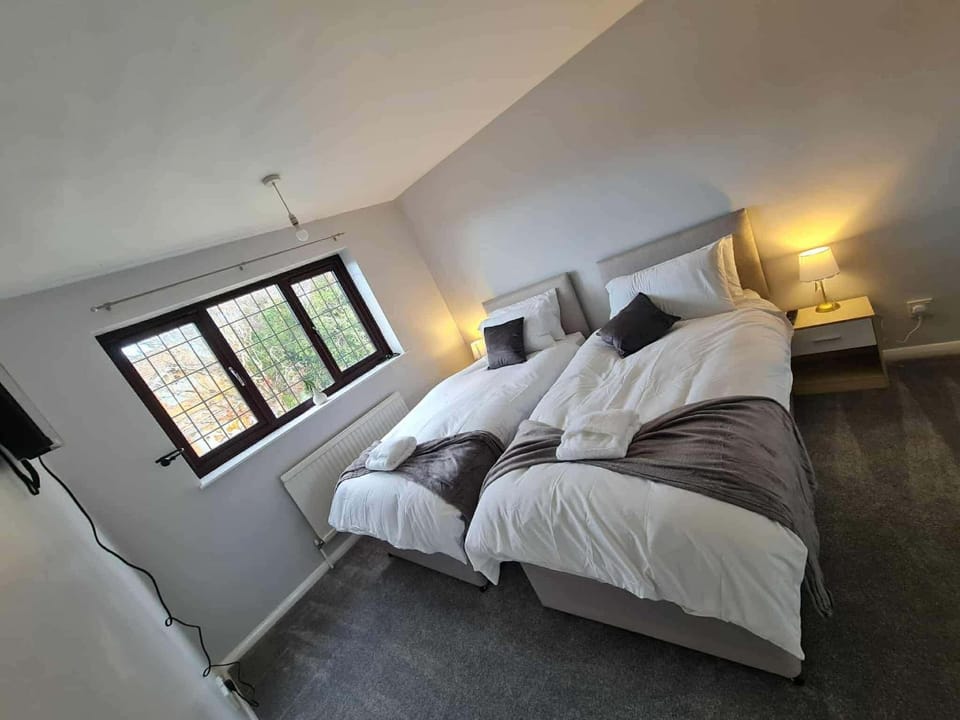 Spacious 4 Bedroom House in Corby Sleeps 9 Parking Apartment in Corby