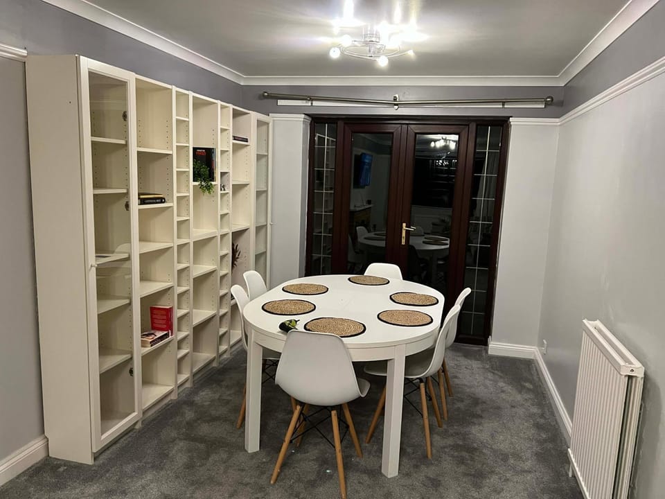 Spacious 4 Bedroom House in Corby Sleeps 9 Parking Apartment in Corby