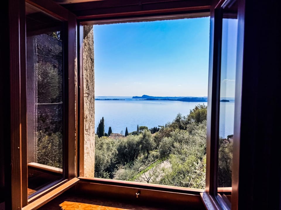 Day, Natural landscape, Bedroom, Lake view, Mountain view