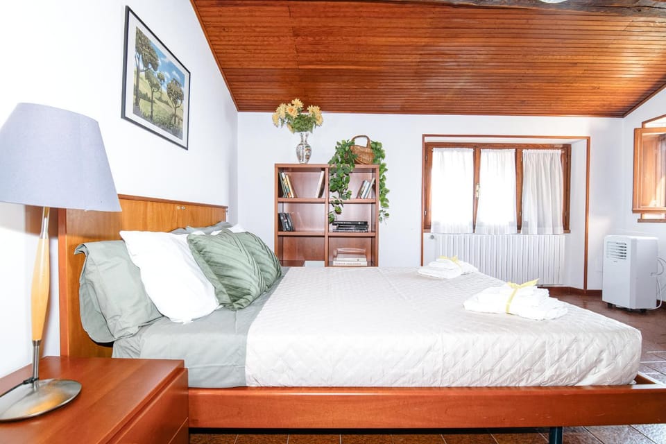 Bed, Living room, Photo of the whole room, Seating area, Bedroom