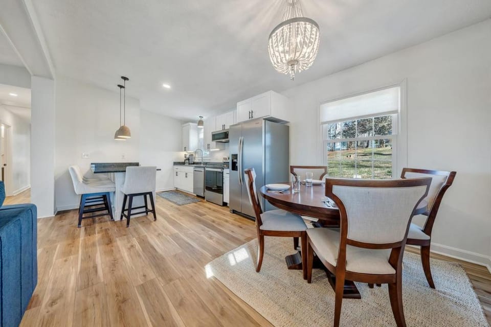 Coffee/tea facilities, Kitchen or kitchenette, Seating area, Dining area, oven, stove