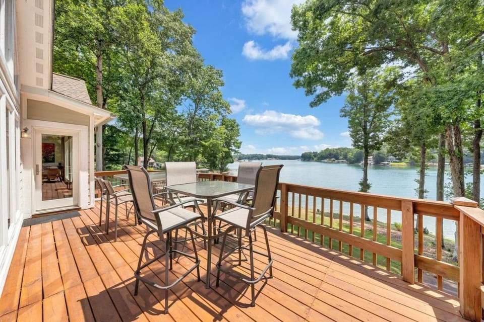 Property building, Day, Activities, Balcony/Terrace, Dining area, Lake view