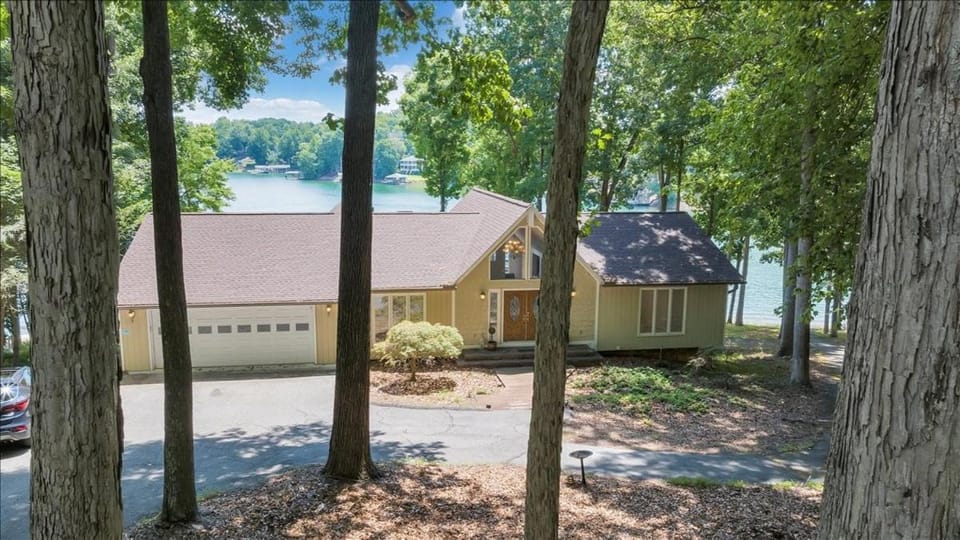 Property building, Facade/entrance, Day