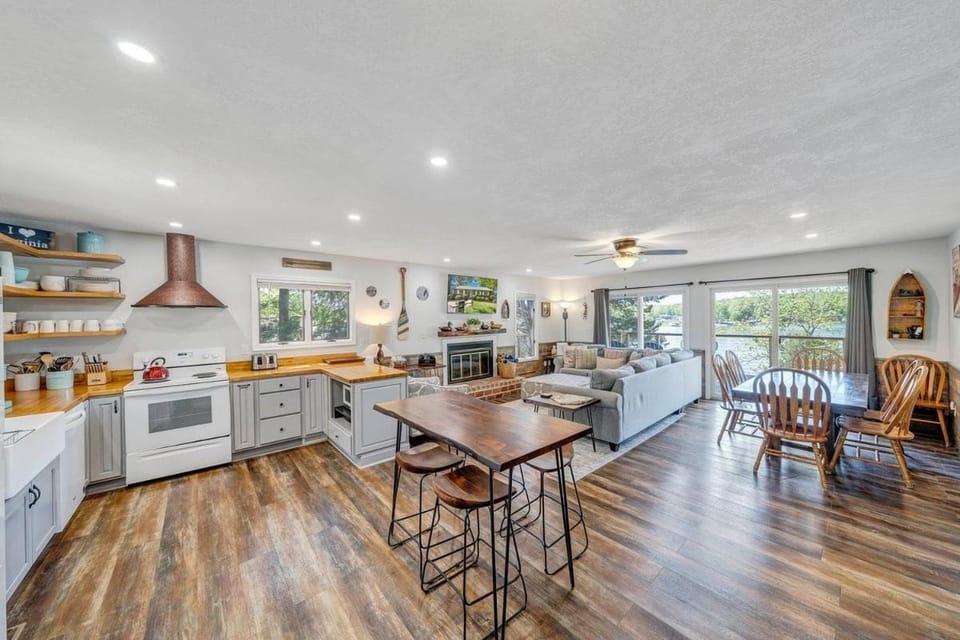 Kitchen or kitchenette, kitchen